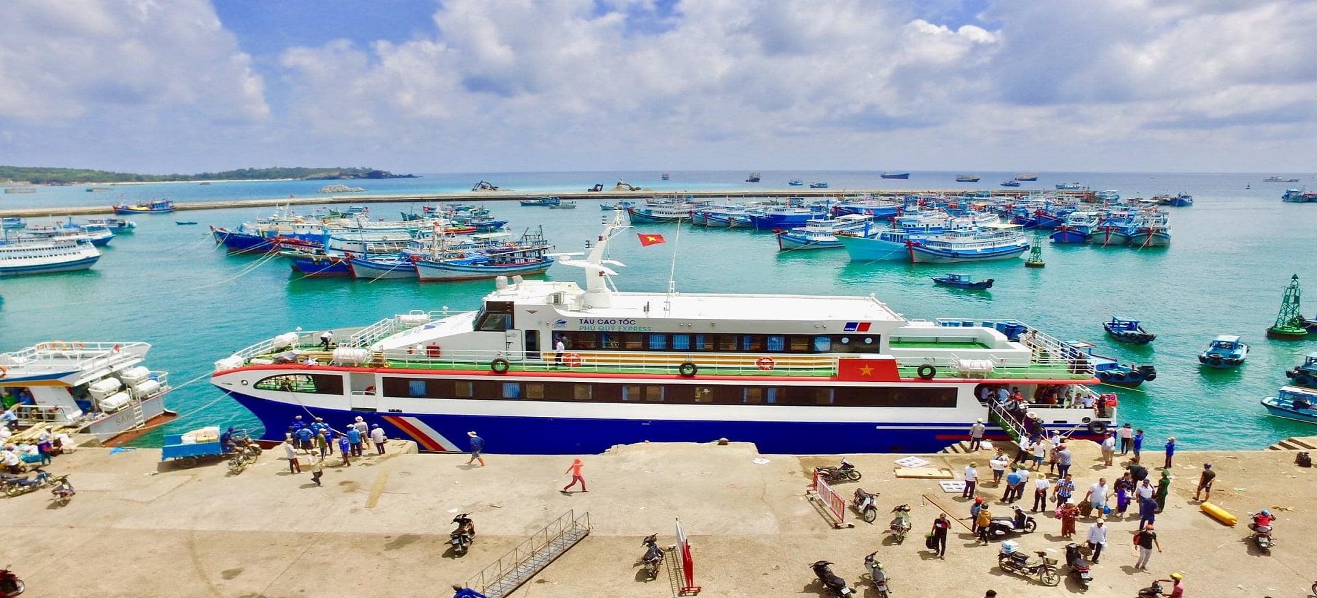 Tàu đi Phú Quý